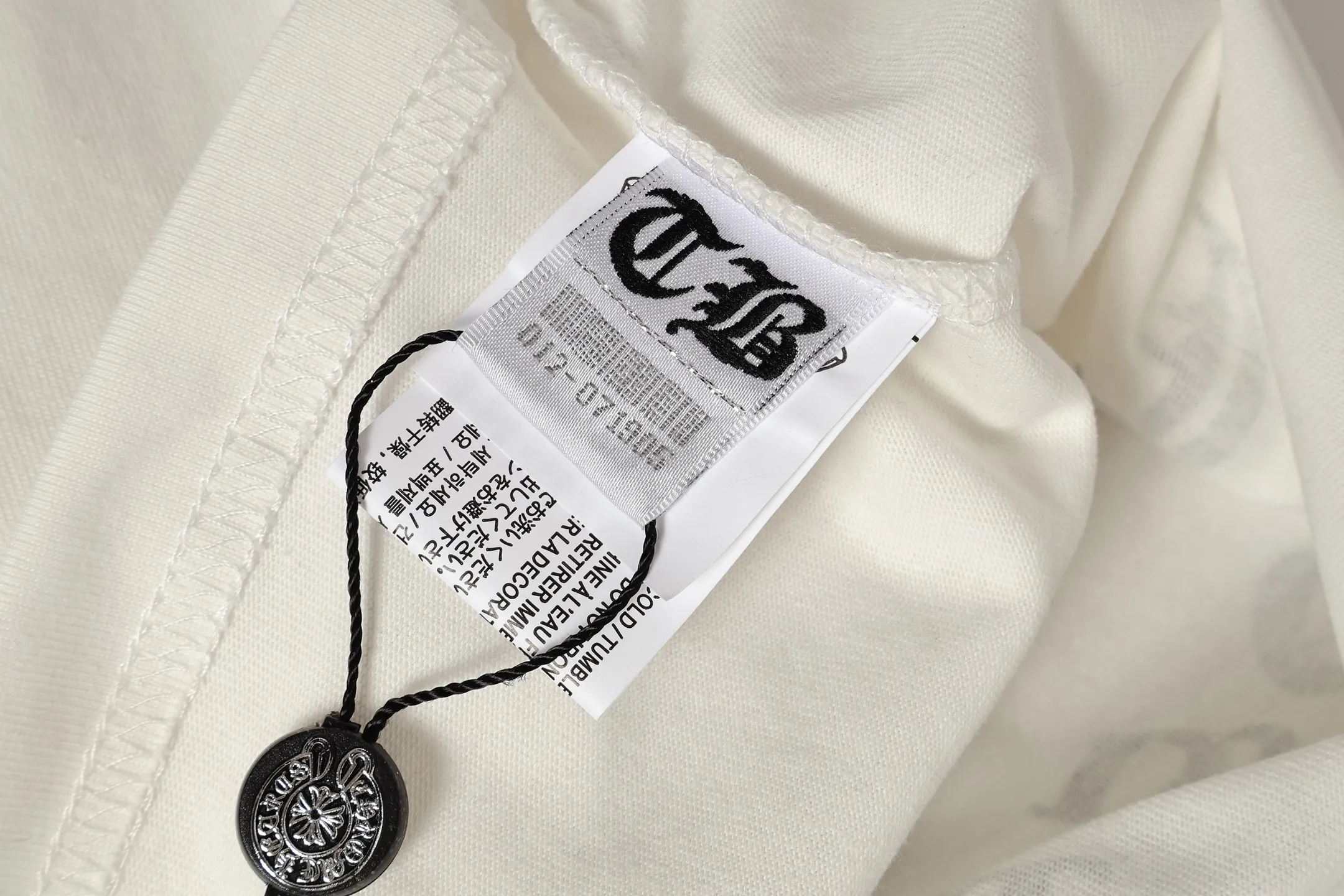 P150 -Chrome Hearts/Chrome Hearts basic Sanskrit letter printed short-sleeved T-shirt -High weight, high density and high quality. The wool is soft, delicate and skin-friendly. It feels soft and silky. It has excellent warmth and skin-friendly properties. -Customized weaving and dyeing, no color difference, regardless of fabric or workmanship details. Rolled over the ordinary version on the market -Colour: black white -Size: S M L XL